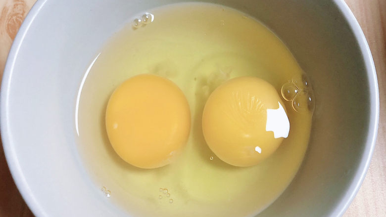 芙蓉鲜蔬汤,鸡蛋打入碗中，入锅前再打散即可。