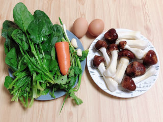 芙蓉鲜蔬汤,准备松茸、胡萝卜，鸡蛋，菠菜，葱蒜、香菜。