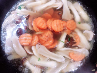 芙蓉鲜蔬汤,炖煮5分钟后，放入胡萝卜。
