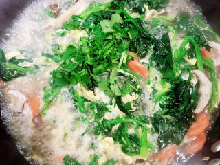 芙蓉鲜蔬汤,鸡蛋凝固后，撒上香菜末即可出锅了。