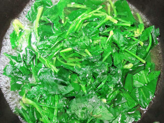 芙蓉鲜蔬汤,锅中烧开水，放入菠菜焯一下，祛除草酸。