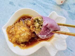 彩色猪肉酸菜大馅水饺🥟,吃这样酸菜馅儿的饺子，一定要蒜泥来搭配。