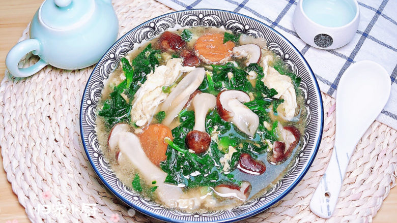芙蓉鲜蔬汤,有菌中之王的松茸“加盟”令这道简单的蔬菜汤格外有营养，喝起来哟！