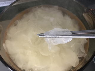 桃胶皂角米雪燕红枣银耳羹,煮到银耳变软糯后，用筷子能夹断就可以了