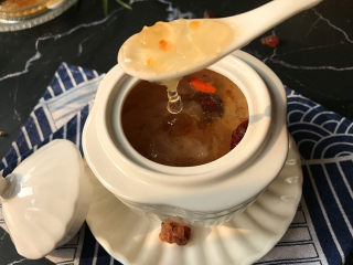 桃胶皂角米雪燕红枣银耳羹,寒冷冬天喝上一碗，美味顺滑，暖暖的很是舒服