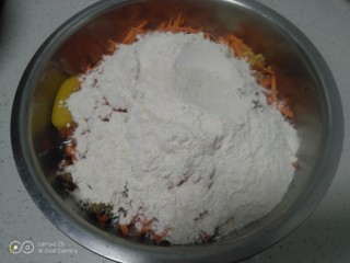 白萝卜、胡萝卜丸子,加入面包糠、面粉