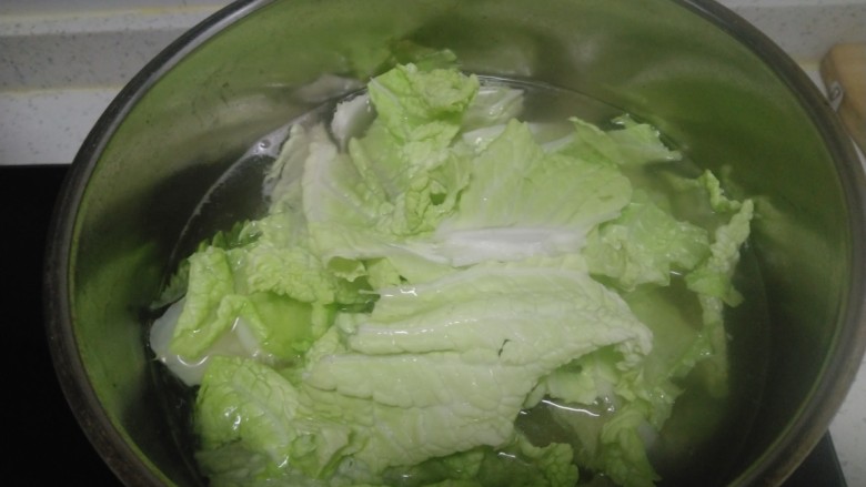 蒜香香菇、白菜,水开后放入白菜帮焯水1分钟，再放入白菜叶焯水30秒