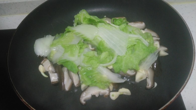 蒜香香菇、白菜,倒入白菜