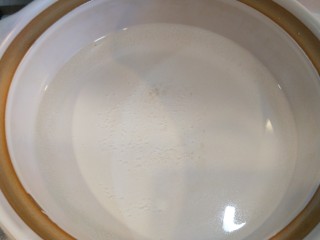 芙蓉鲜蔬汤,砂锅中放入适量水。