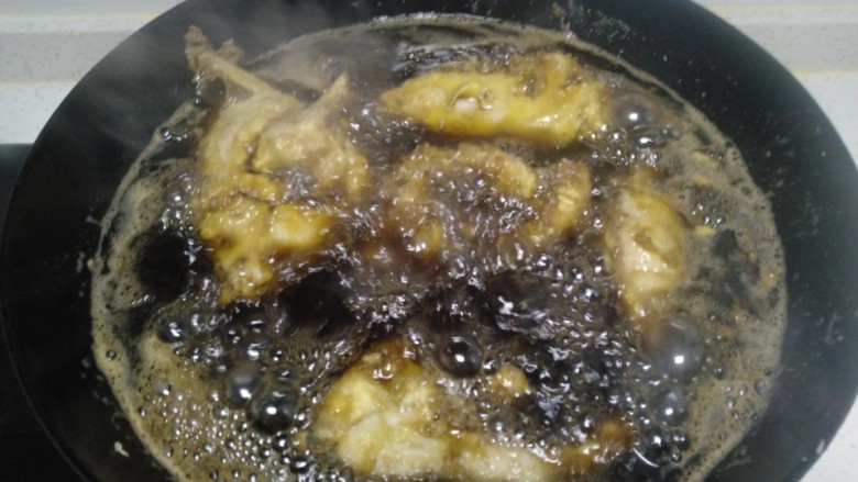 糖醋鱼块,锅中放入适量菜籽油，油温5层热，放入鱼块，中小火炸制定型
