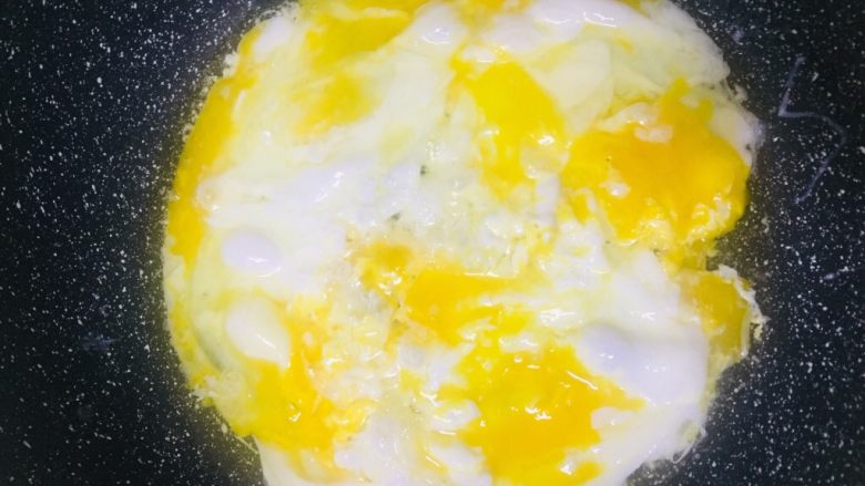 农家一碗香,用铲子慢慢打散蛋黄，黄白相间很漂亮吧，用铲子划成块出锅备用