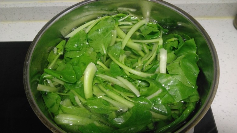 皮扎炒黄豆芽、上海青,水开后放入上海青焯水30秒
