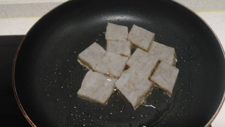 皮扎炒黄豆芽、上海青,锅中放入适量油，放入皮扎