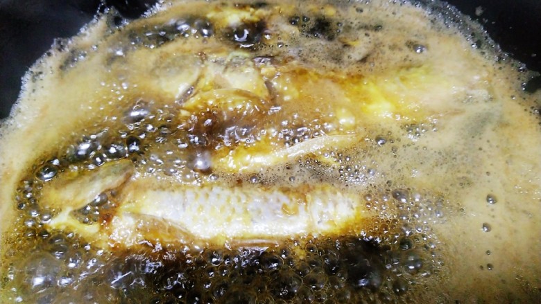 蒸鲫鱼,菜籽油温5层热，放入鱼