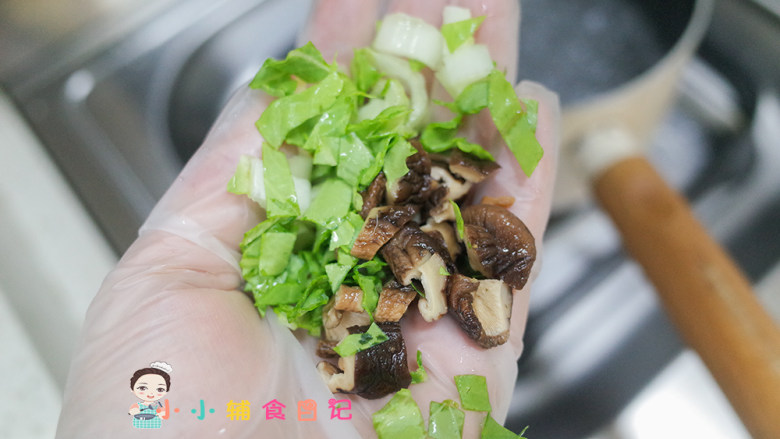 12个月以上鳕鱼肠香菇粒粒面,锅里水烧开，加入青菜帮跟香菇煮