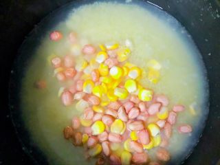 宝宝花生猪肝小米粥,煮到剩25分钟时加入玉米和花生继续煮