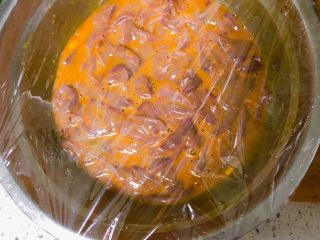 宝宝花生猪肝小米粥,搅拌均匀用保鲜膜盖上放入冰箱腌制30分钟