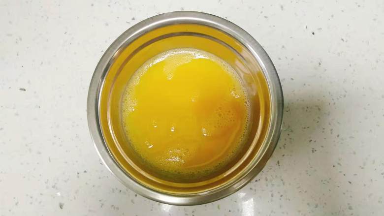 食材简单，调料简单，味道却不简单的蟹棒滑蛋,<a style='color:red;display:inline-block;' href='/shicai/ 9'>鸡蛋</a>打散，加入一倍左右的清水，喜欢奶香味的可以改加牛奶，再加入适量的盐，注意后面是不加盐的，所以这步的盐可以稍微多一点点，带出蟹棒需要的盐，追求更嫩滑的可以再加入少量淀粉，搅拌均匀备用。