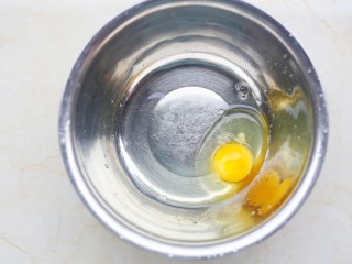 火龙果恐龙蛋,鸡蛋倒入大盆中。
