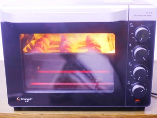 火龙果恐龙蛋,推入预热好的烤箱，180度烤25分钟即可。