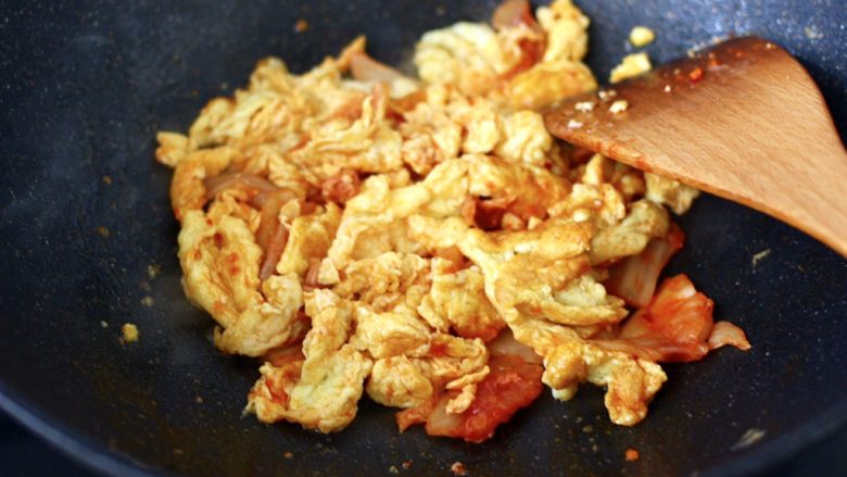 泡菜炒鸡蛋,大火继续翻炒至所有食材混合均匀。