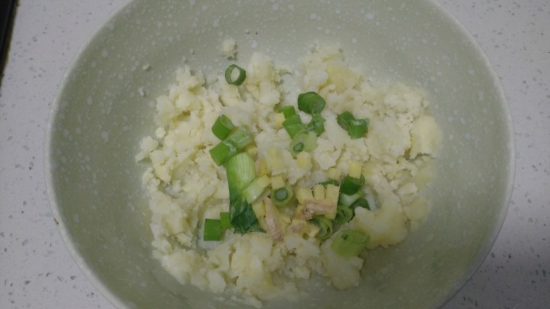 大米、土豆、鸡肉饼,将葱、姜盛入碗里