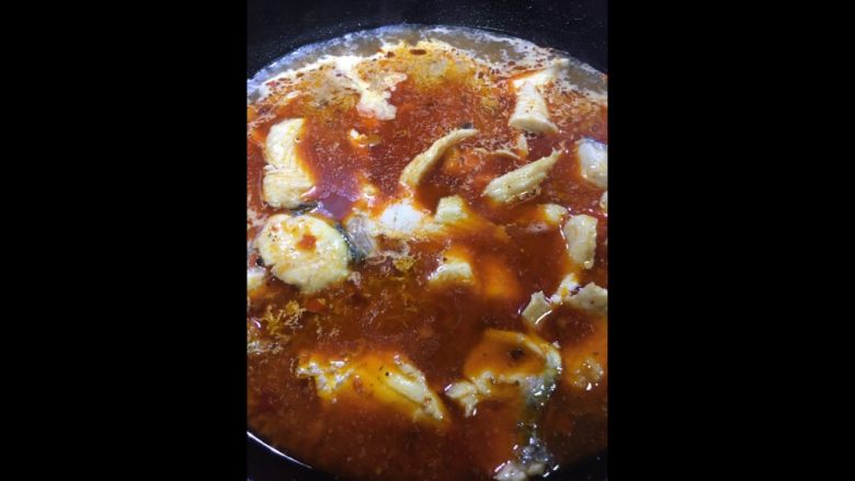 水煮鱼片,把水烧开后，转成中火，放入提前腌制好的鱼片