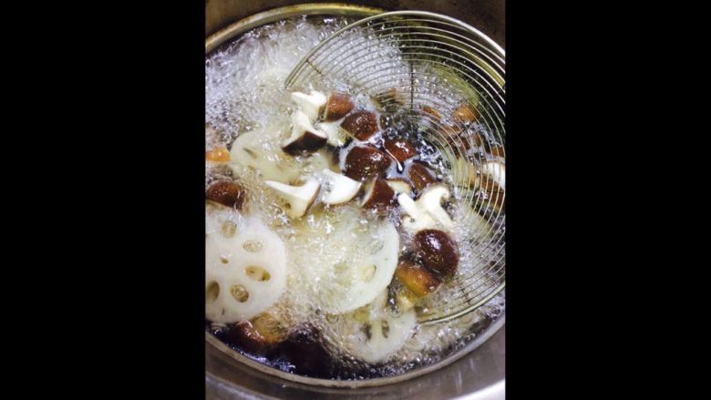 水煮鱼片,把水烧开，放入适量的盐，依次放入难煮熟的蔬菜……