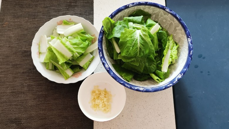 蒜蓉小白菜,蔬菜切成段备用  菜梗和绿叶分开  蒜切碎末