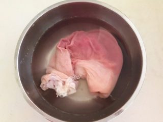 青椒炒猪肚,用冷水把猪肚清洗干净