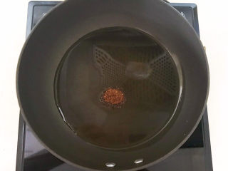 青椒炒猪肚,炒锅烧热后加入大豆色拉油，油烧热后加入花椒粉