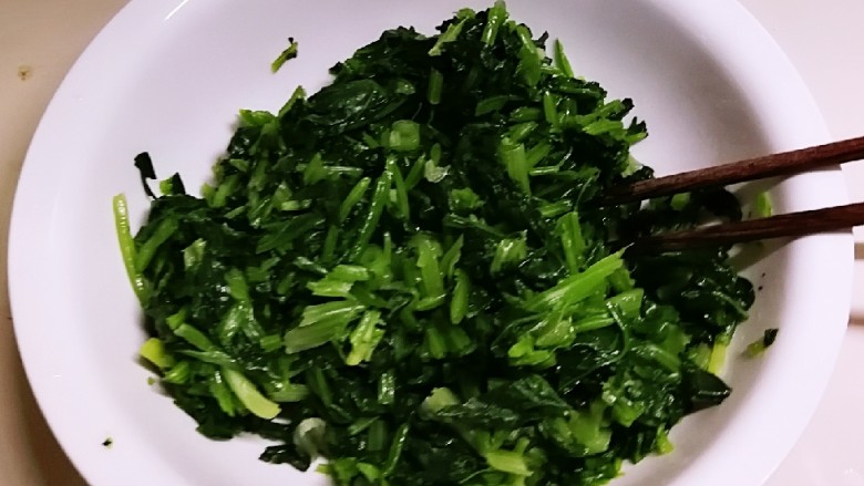 广州肠粉,菠菜切小段