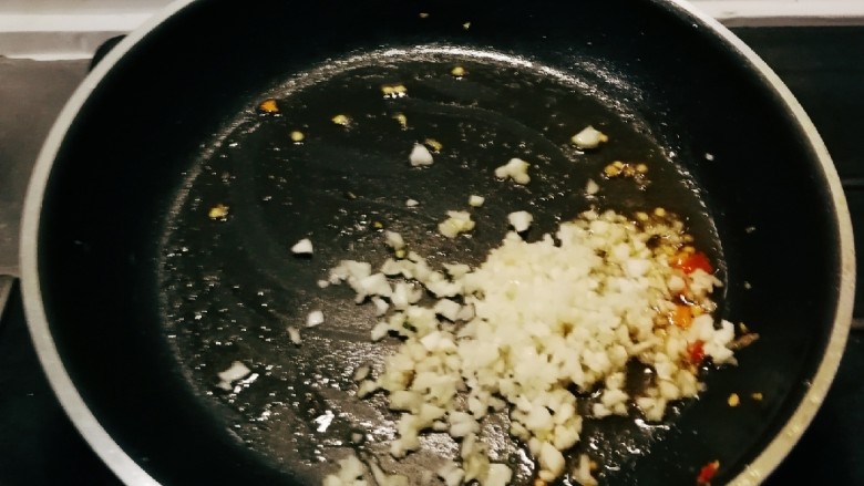 广州肠粉,锅中底油继续加热 放入蒜末 煸炒出香味