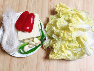 蒜蓉小白菜,准备好食材。娃娃菜、豆腐、粉丝、红椒、葱蒜。
