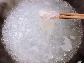 蒜蓉小白菜,锅中烧开水，放入粉丝煮2-3分钟。