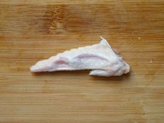 茶树菇炖鸡，我们想要的味道！,将鸡剁成块，鸡翅尖丢掉。
