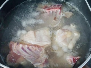 茶树菇炖鸡，我们想要的味道！,冷水下锅焯一遍撇去浮沫。