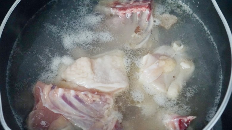 茶树菇炖鸡，我们想要的味道！,冷水下锅焯一遍撇去浮沫。