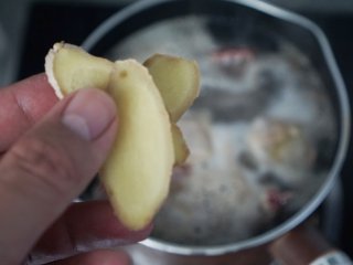 茶树菇炖鸡，我们想要的味道！,姜片，大约5分钟捞出来控水备用。