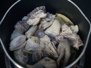 茶树菇炖鸡，我们想要的味道！,放入控好水的鸡块。