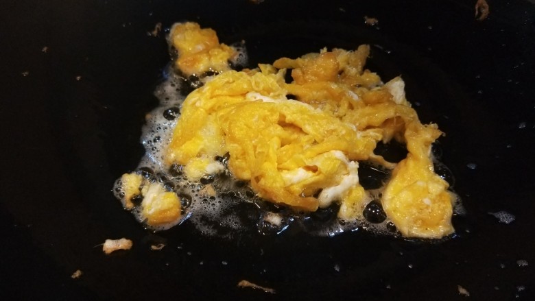 鸡蛋炒小白菜,锅中倒油先把鸡蛋炒好倒出备用。