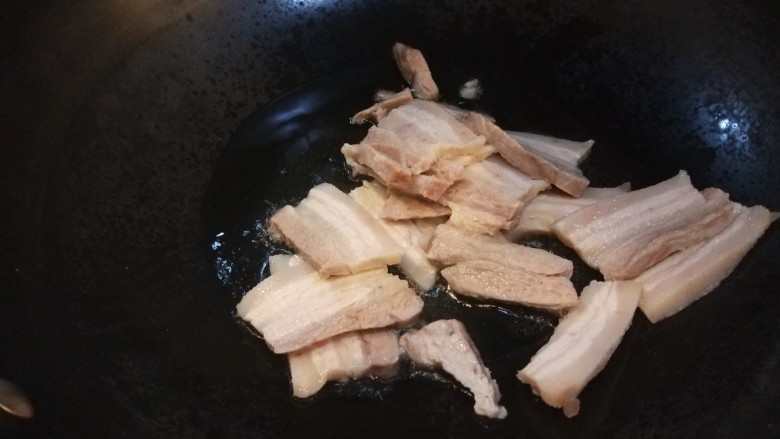 爆炒豆角,煮七成熟的五花肉倒入锅中。
