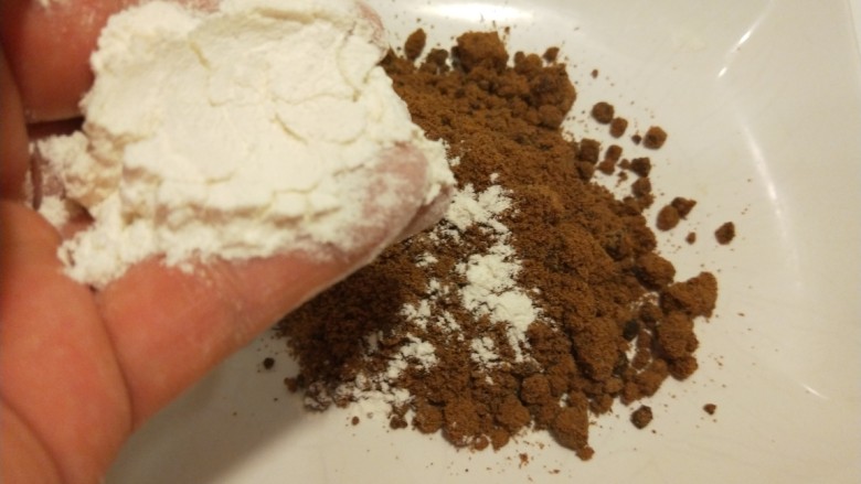 红枣红糖馒头,加入适量面粉抓均匀。