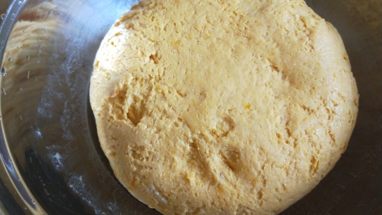 红枣红糖馒头,盖上保鲜膜发酵。