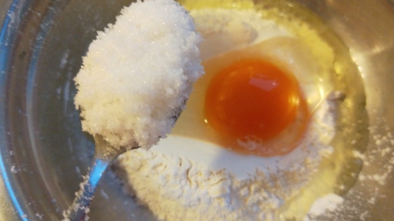 酸奶鸡蛋饼,加入一勺白沙糖。