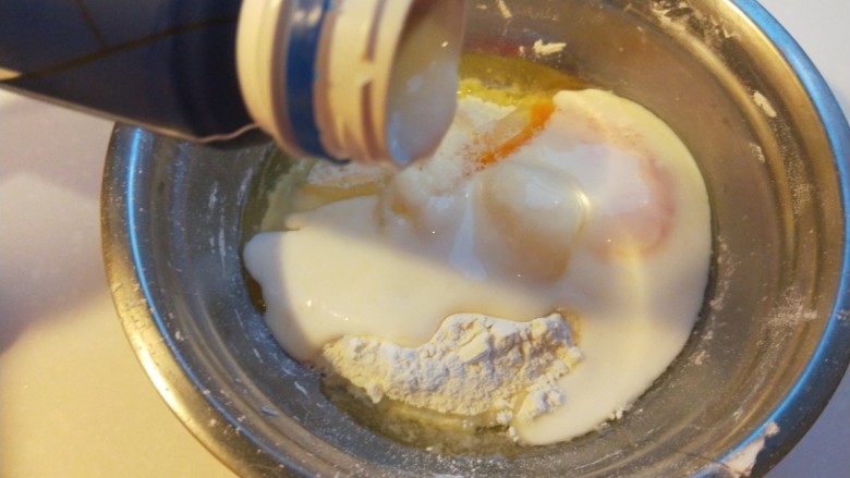 酸奶鸡蛋饼,倒入一瓶酸奶，不用加水了。