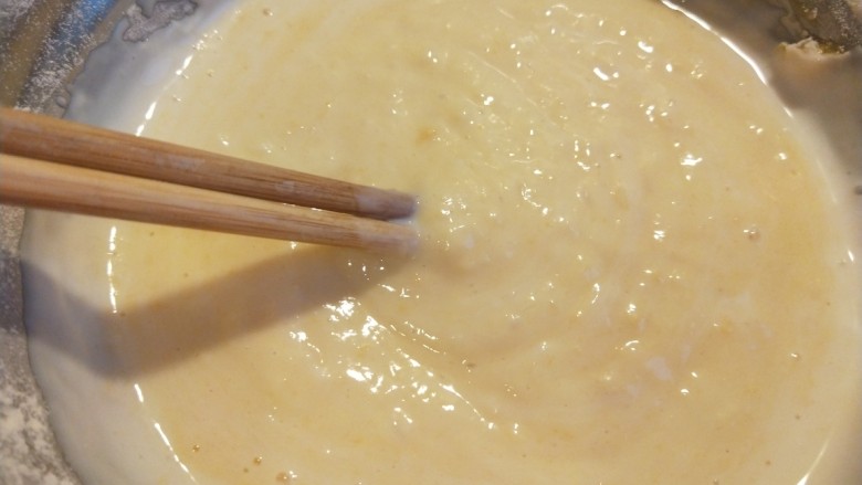 酸奶鸡蛋饼,搅拌均匀成面糊状。