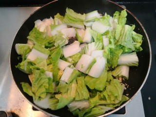 蒜蓉小白菜,蒜蓉爆香后，把小白菜，倒入锅中