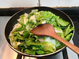 蒜蓉小白菜,用铲子，把小白菜，翻炒均匀