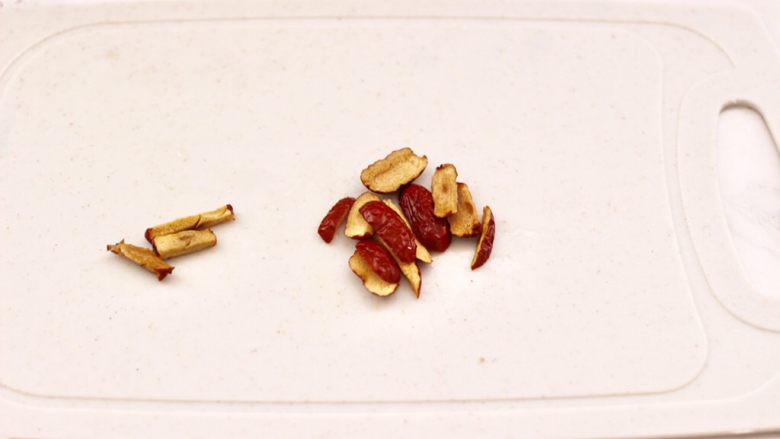 核桃花生红枣露,浸泡好的红枣去核后，再用刀切成薄片。